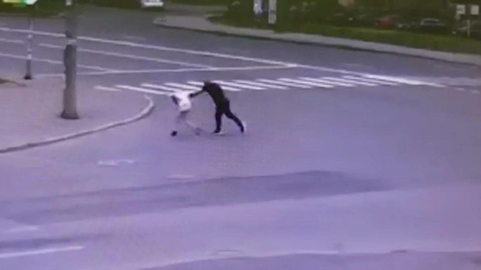 Тащил девушку