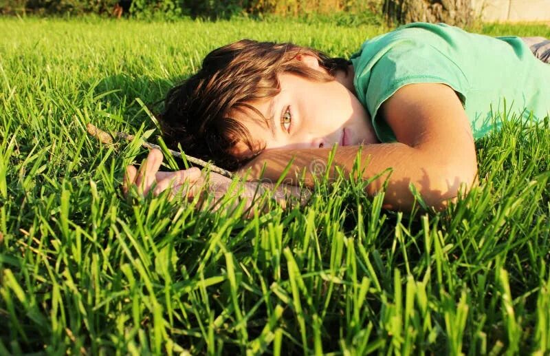 Лежит на траве. Мальчик лежит на траве. Мальчик лежит на травке. Мальчишки на траве.