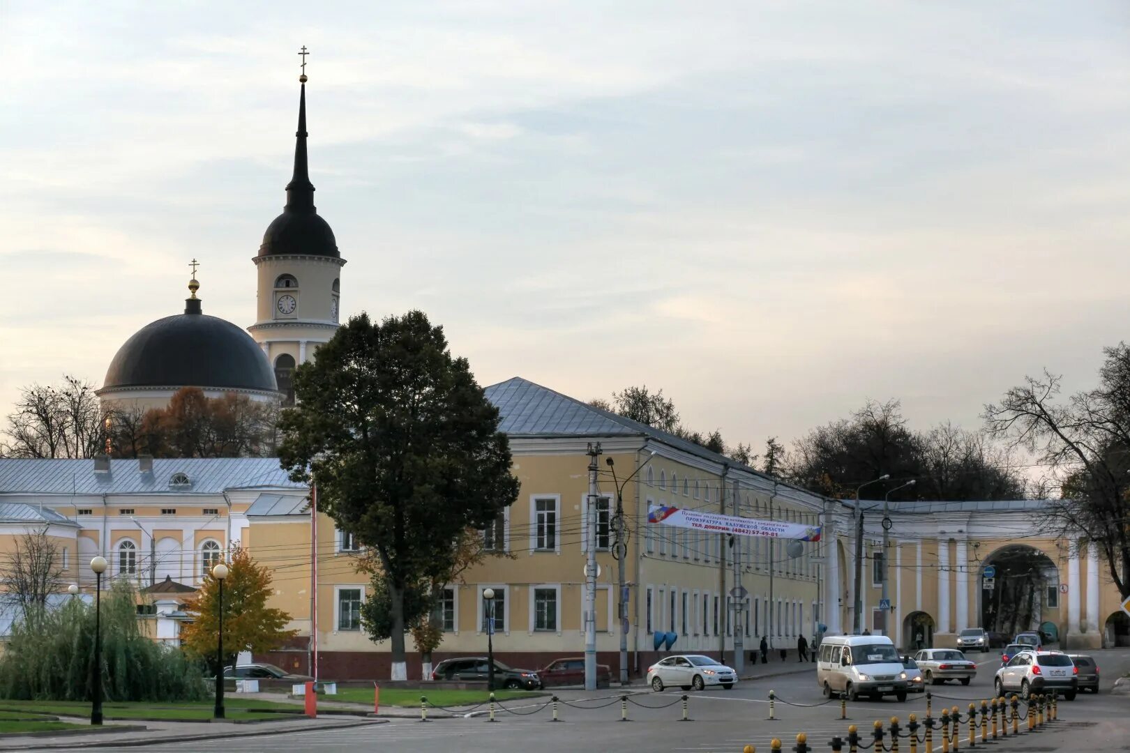 Город калуга википедия. Присутственные места Калуга. Калуга (центр Калужской области). Ансамбль присутственных мест в Калуге. Здание присутственных мест Калуга.