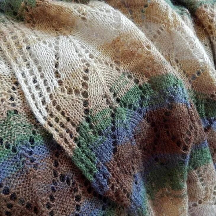 Палантин спицами мастер класс. Палантин гартер бриз. палантин спицами rowan. палантин спицами из нако. палантин вязаный спицами.