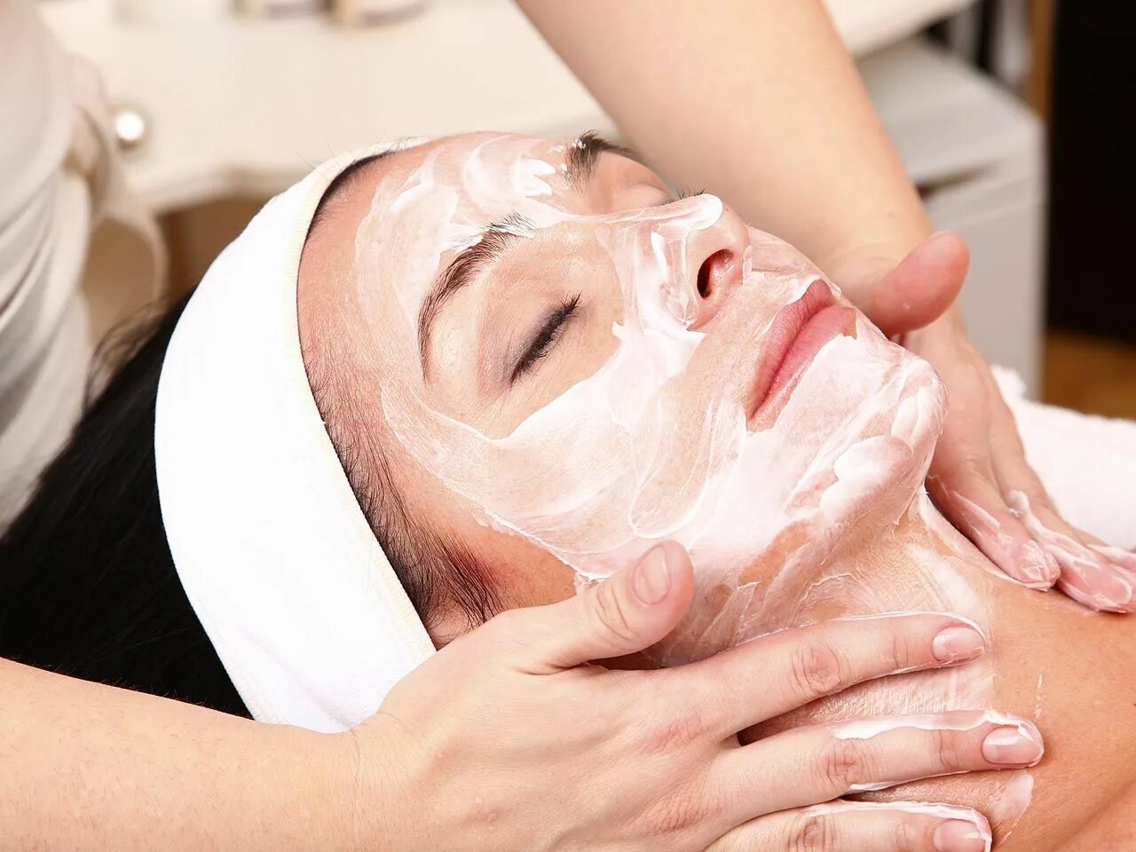 Умывать лицо. Скраб для лица на лице. Умывание глиной. Умывание солью. Девушка очищение кожи.