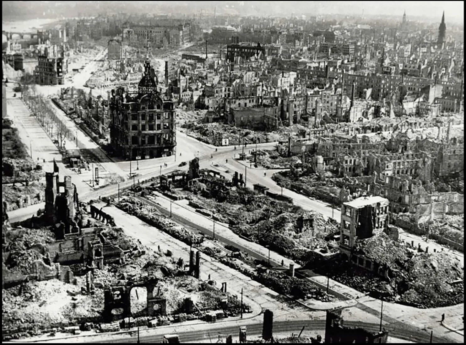 Германия после 1945. Дрезден бомбардировка 1945. Разрушенный Дрезден 1945. Дрезден после бомбежки 1945 год.