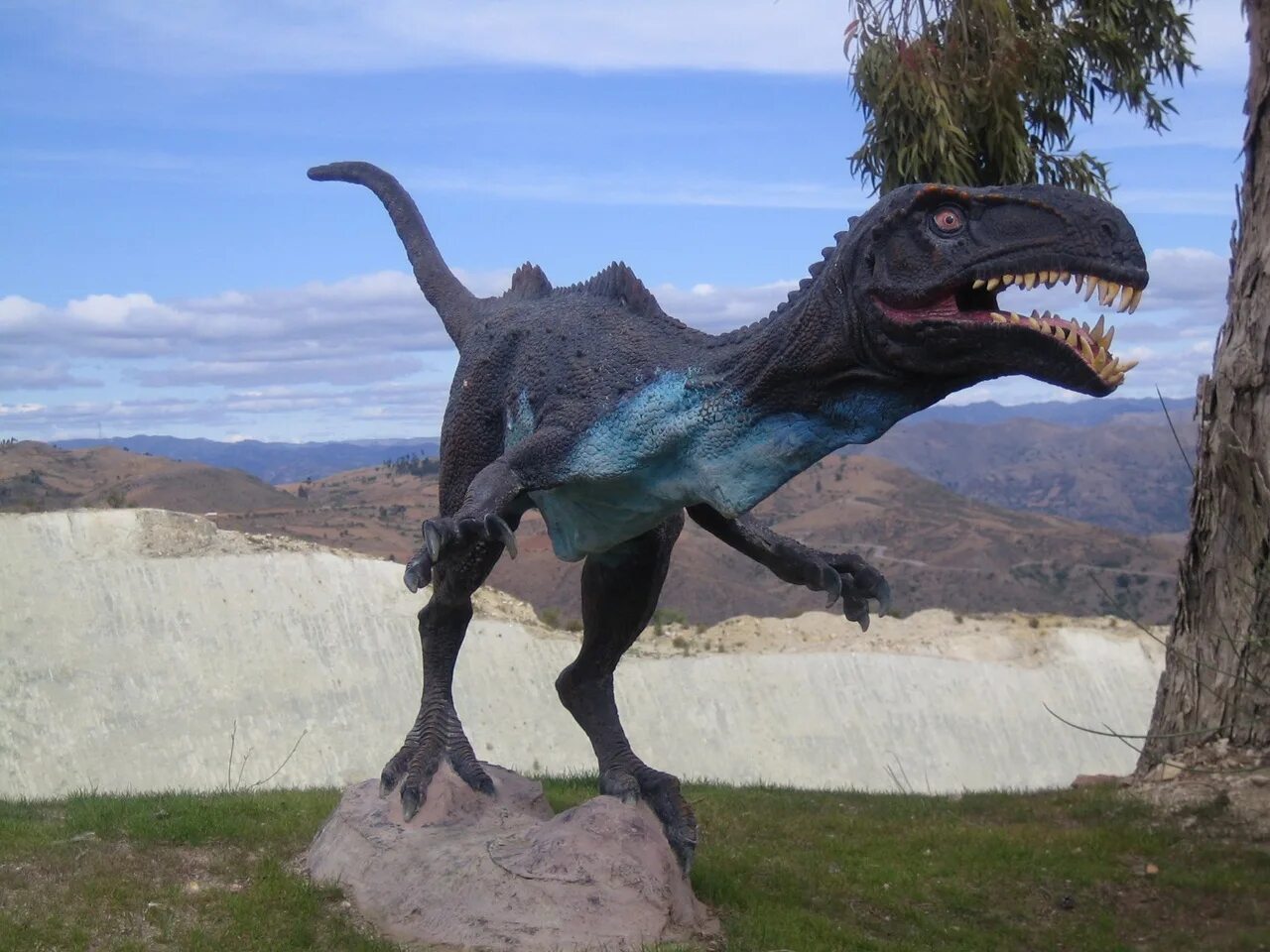 Опасные динозавры в мире. Стена динозавров в Кэл Орко. Боливия. Опасные динозавры. Самый опасный динозавр в мире. Динозавры Боливии.