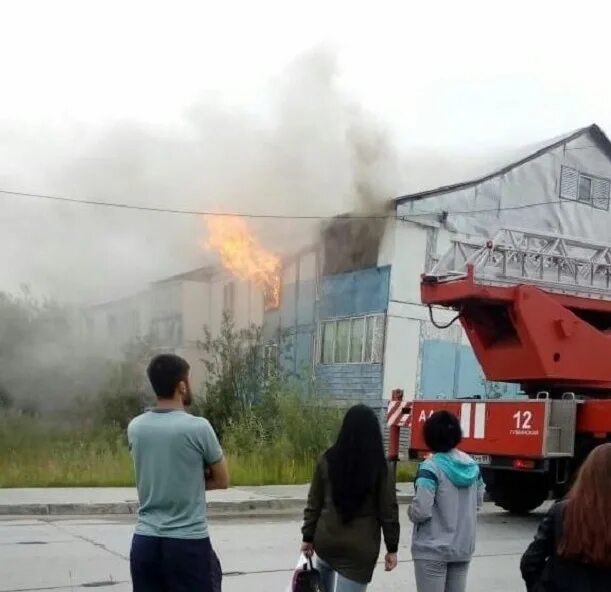 Губкин горит дом. Мегион пожар Губкина 4. Пожар в 7 микрорайоне Губкинский. Сегодняшний пожар в Губкинском. Сгорел дом в Губкинском.