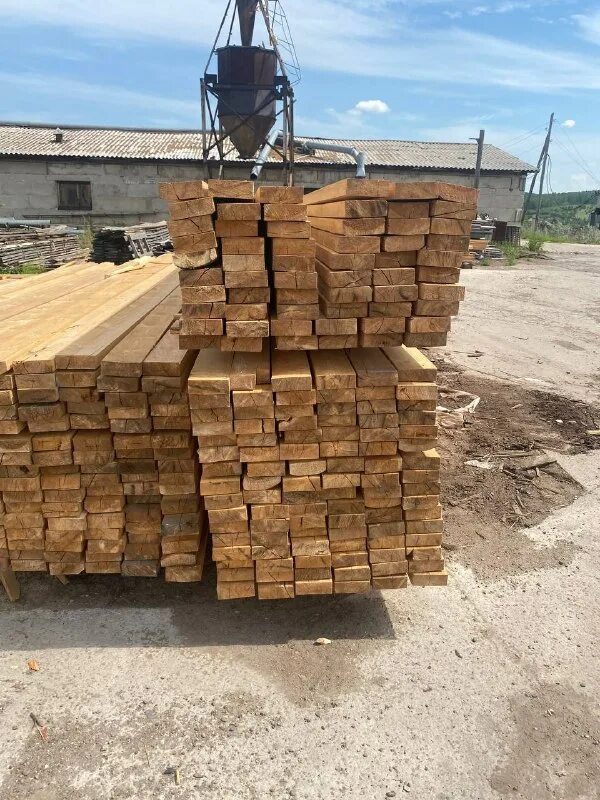 брусок (пиломатериал). гора досок. пиломатериалы из зеленого леса. 150 50 доска в кубе. 150 50 доска в кубе.