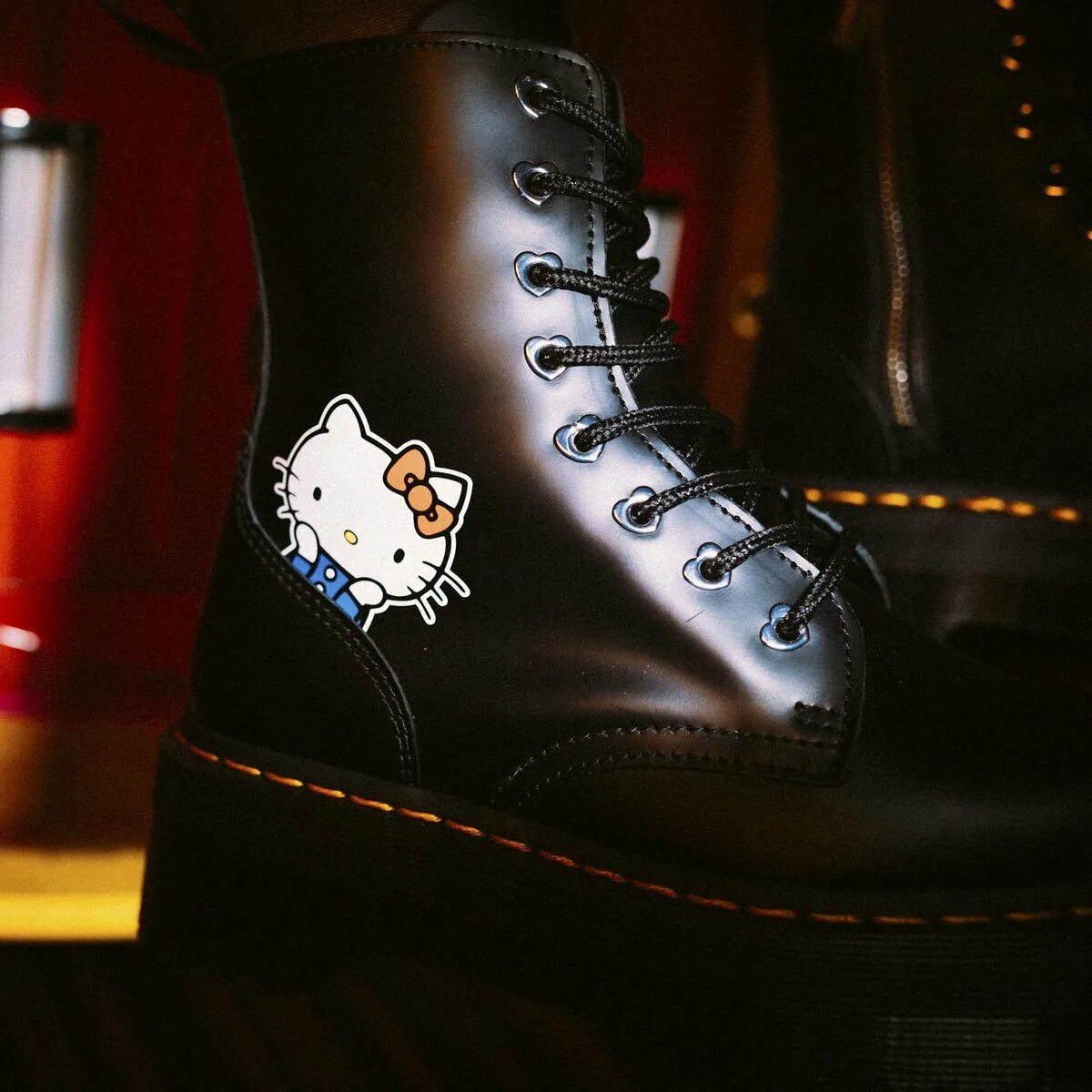 Boot like. Ботинки Хелло Китти доктор Мартинс. Dr Martens hello Kitty. Dr Martens x hello Kitty Boots. Берцы с Хеллоу Китти.