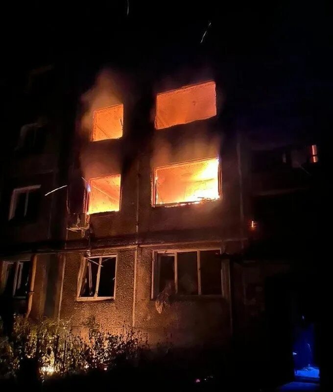 Авдеевка 06. Гаубица гвоздика. Авдеевка 06. Донецк сейчас. Дом в огне.