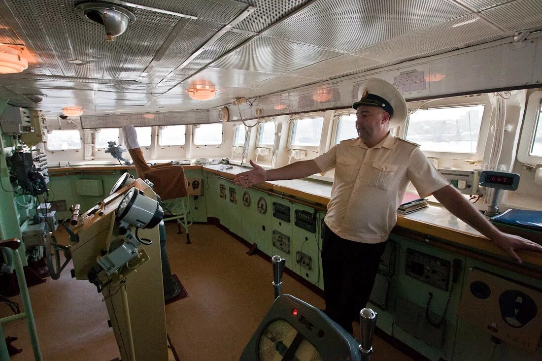 капитанский мостик на корабле. рубка на корабле. рулевая рубка rsd44. рубка на корабле. рулевая рубка т/х омский 141.