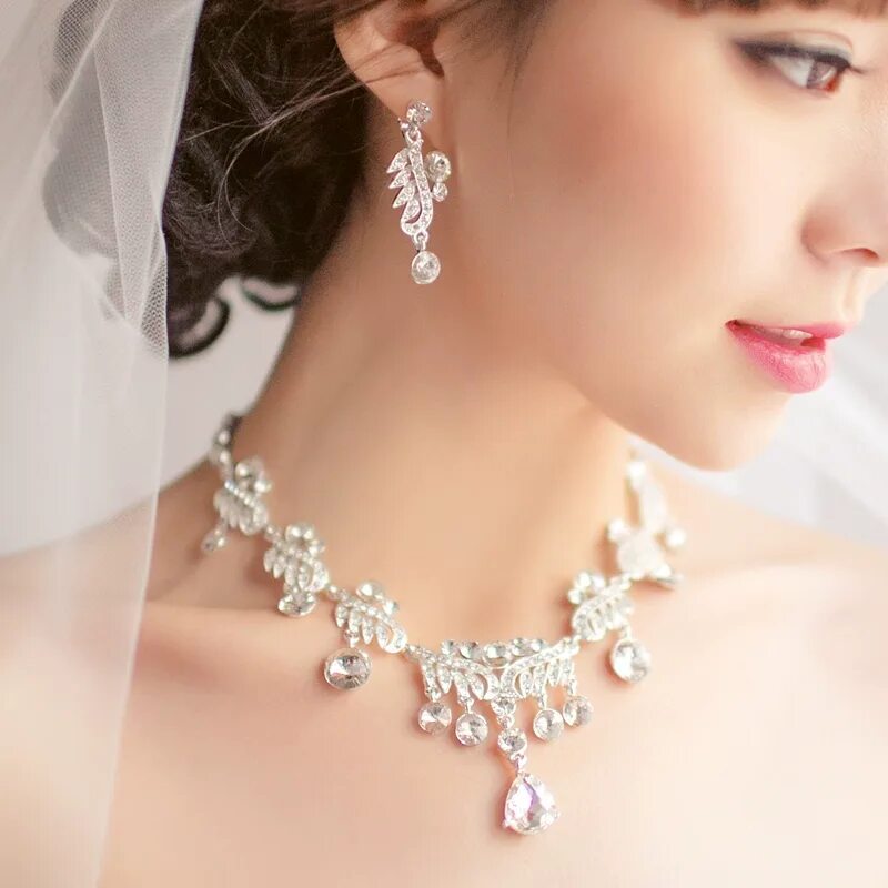 Колье для невесты. Свадебное колье видео. Свадебное колье видео. Свадебное украшение на шею. Свадебные украшения из бисера.