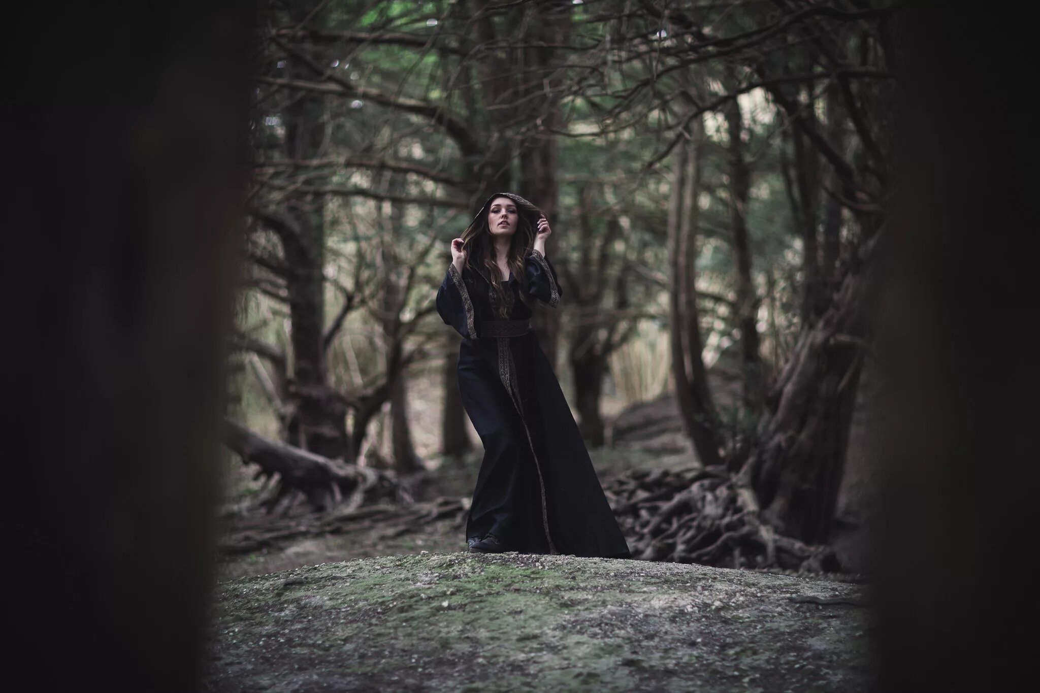 Полна тайн сумрачная. Девушка в лесу. Фотосессия в лесу. Девушка в мрачном лесу. Ведьма в лесу.