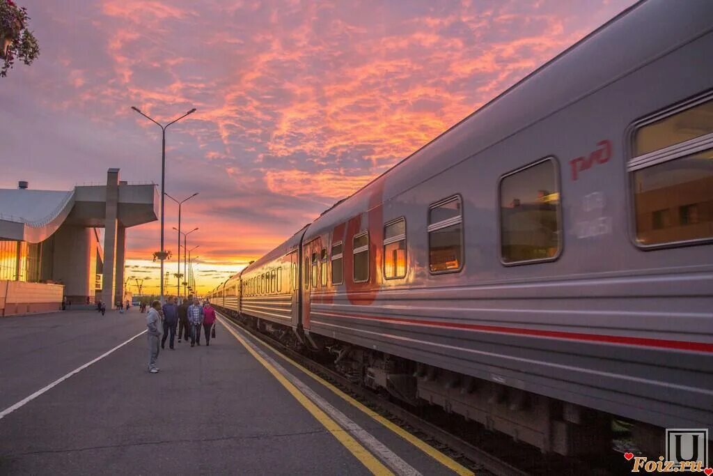 Перон или перрон. Мариинский перон. Перон или перрон. Жд станция перрон. Поезд на перроне.