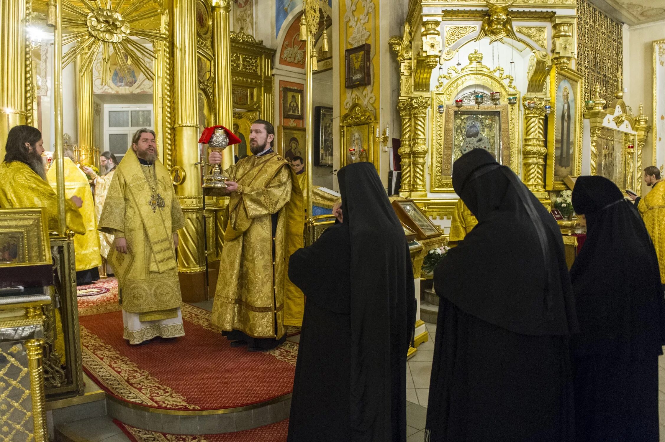 Батюшки православной церкви пскова. Пасхальный молебен. Пасхальный молебен. Гдовское благочиние псковской епархии. Священник псковская епархия.