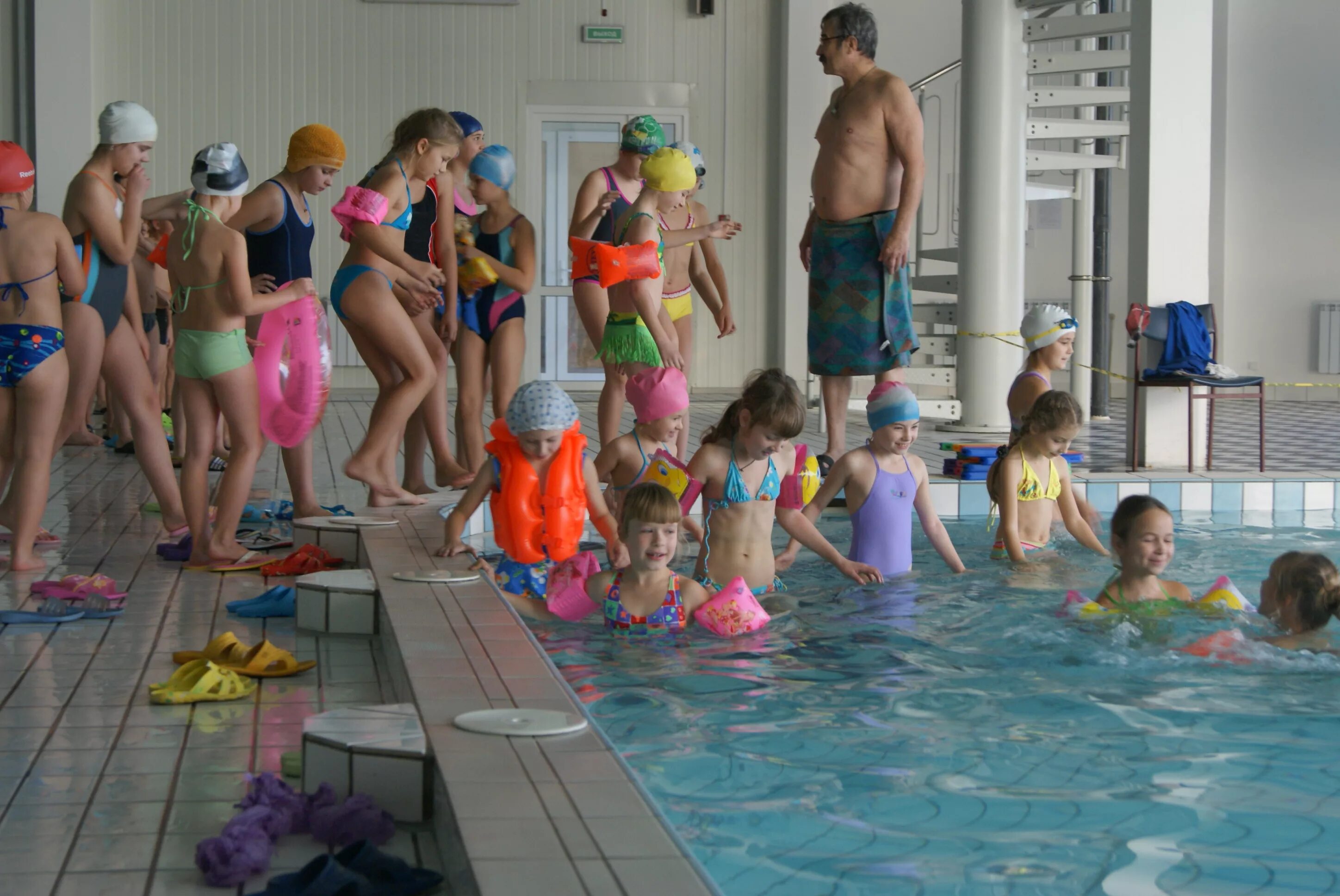девочки в бассейне. девушки в школьном бассейне. бассейн 34 школы. девушки в школьном бассейне. посещение бассейна.