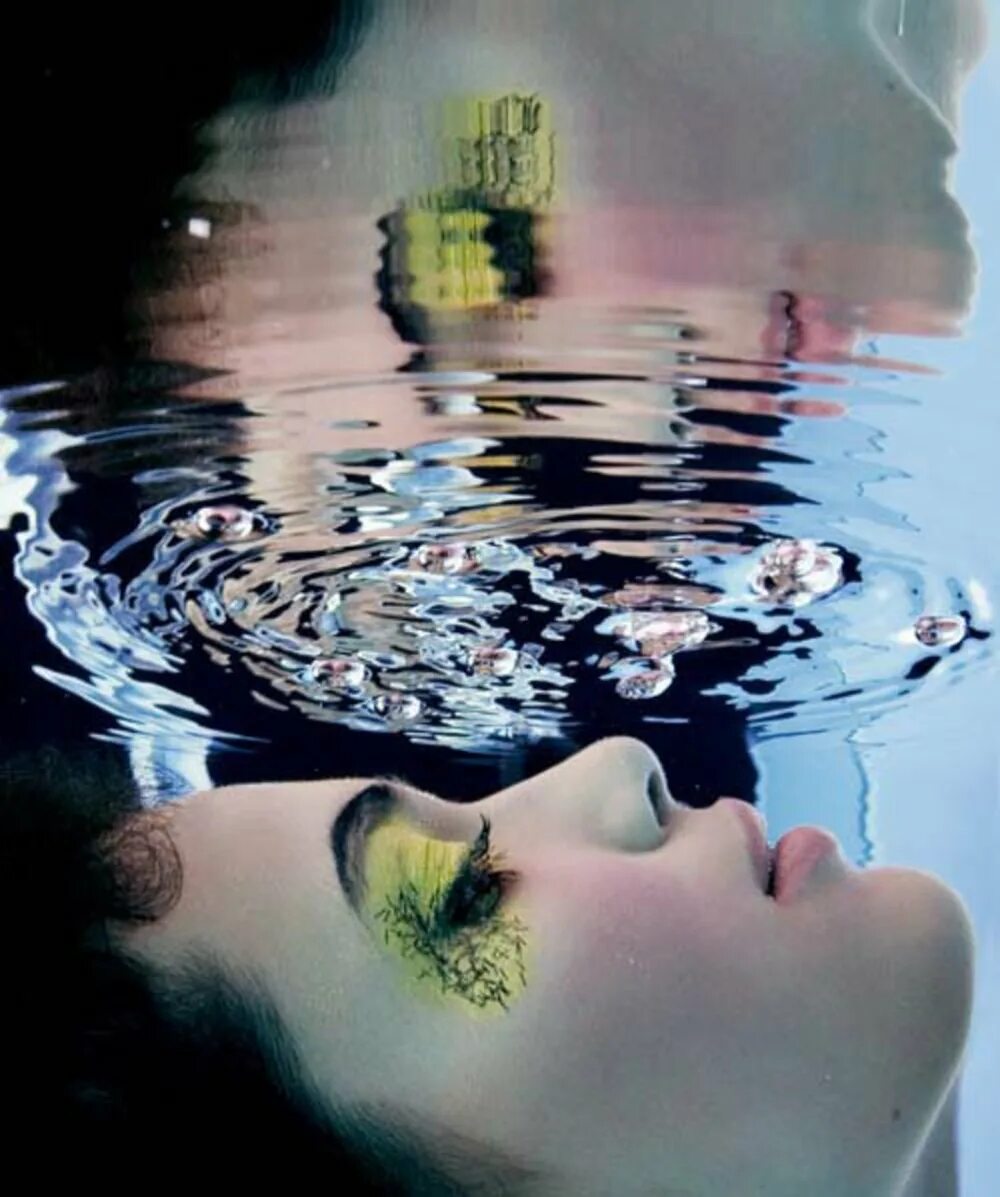 Лицо девушки в воде. Отражение лица в воде. Отражение девушки в воде. Отражение человека в воде.