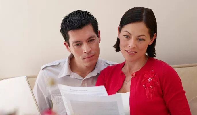 супруги в браке равны. обязанности супругов по семейному кодексу рф. супруги в браке равны. мужчина и женщина сидят на диване. расторжение брака.