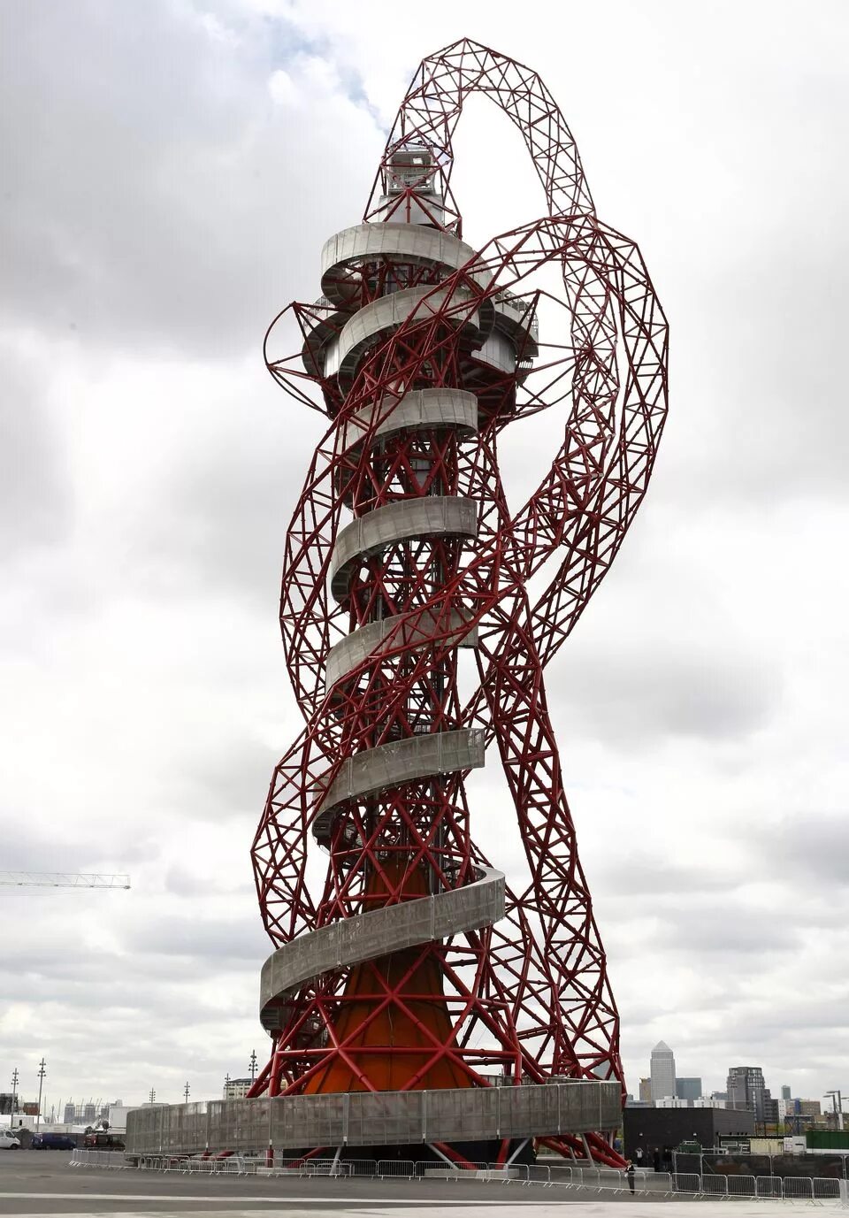 Высокие развлечения. Наблюдательная вышка ARCELORMITTAL Orbit Sculpture. ARCELORMITTAL Orbit в Лондоне. Башня Орбита. Скульптура "ARCELORMITTAL Orbit" в Лондоне.