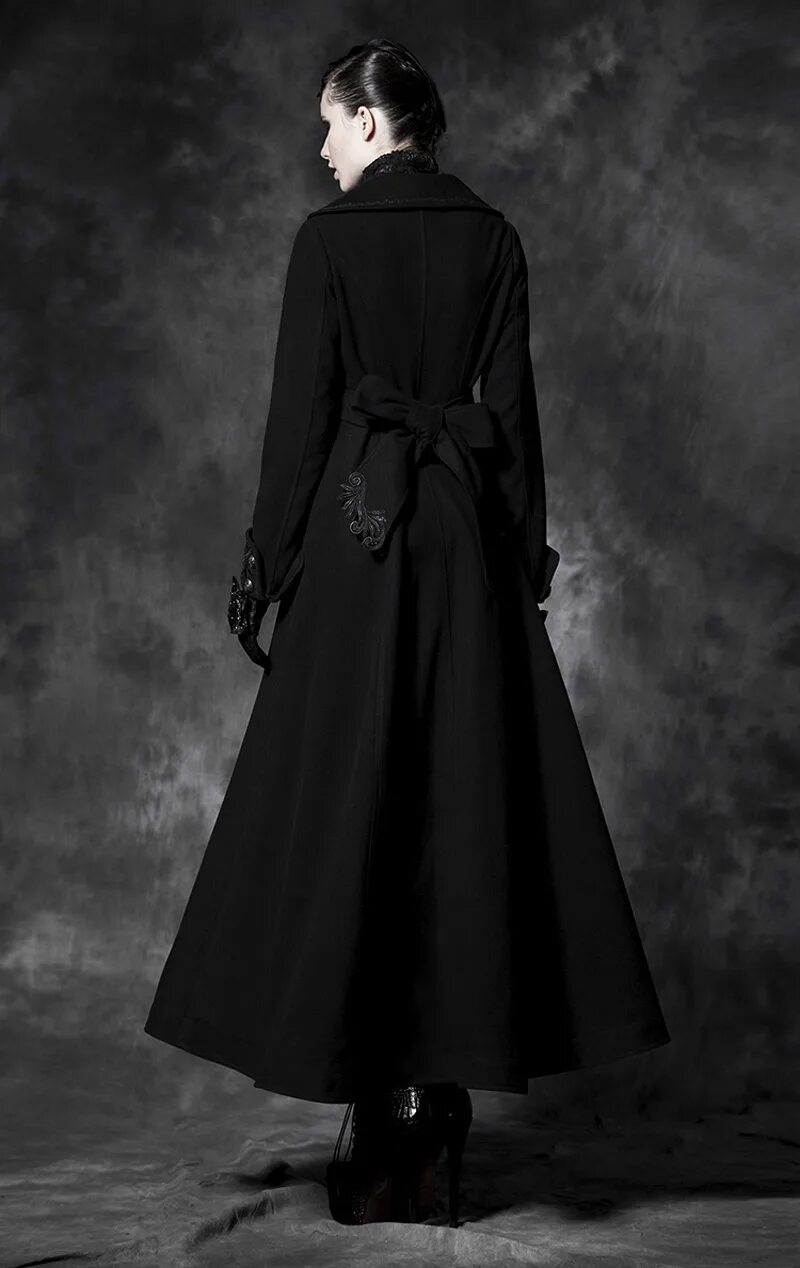 Женщина в длинном платье. Мистический образ. Девушкамв череом плаще. Девушка в плаще с капюшоном. Девушка в черном.