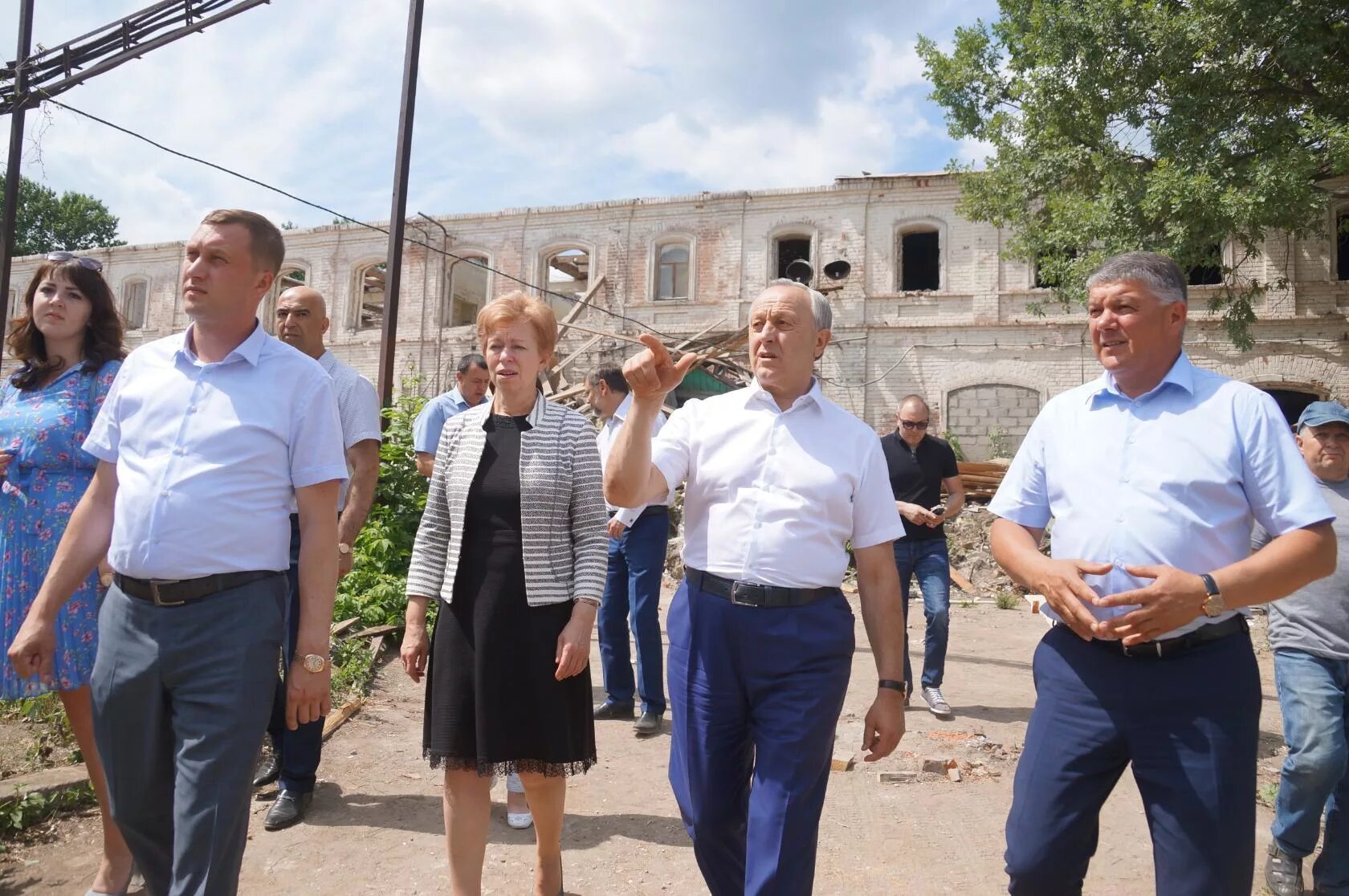 Погода в вольске на неделю саратовской области. Глава г. Вольска Саратовской. Поездка губернатора в Вольск. Глава Вольского района Саратовской области. Типичный Вольск.