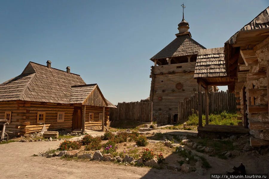 Запорожская сечь. Запорожская Сечь Хортица. Запорожская Сечь крепость. Церковь Запорожская Сечь. Остров Хортица историко-архитектурный.