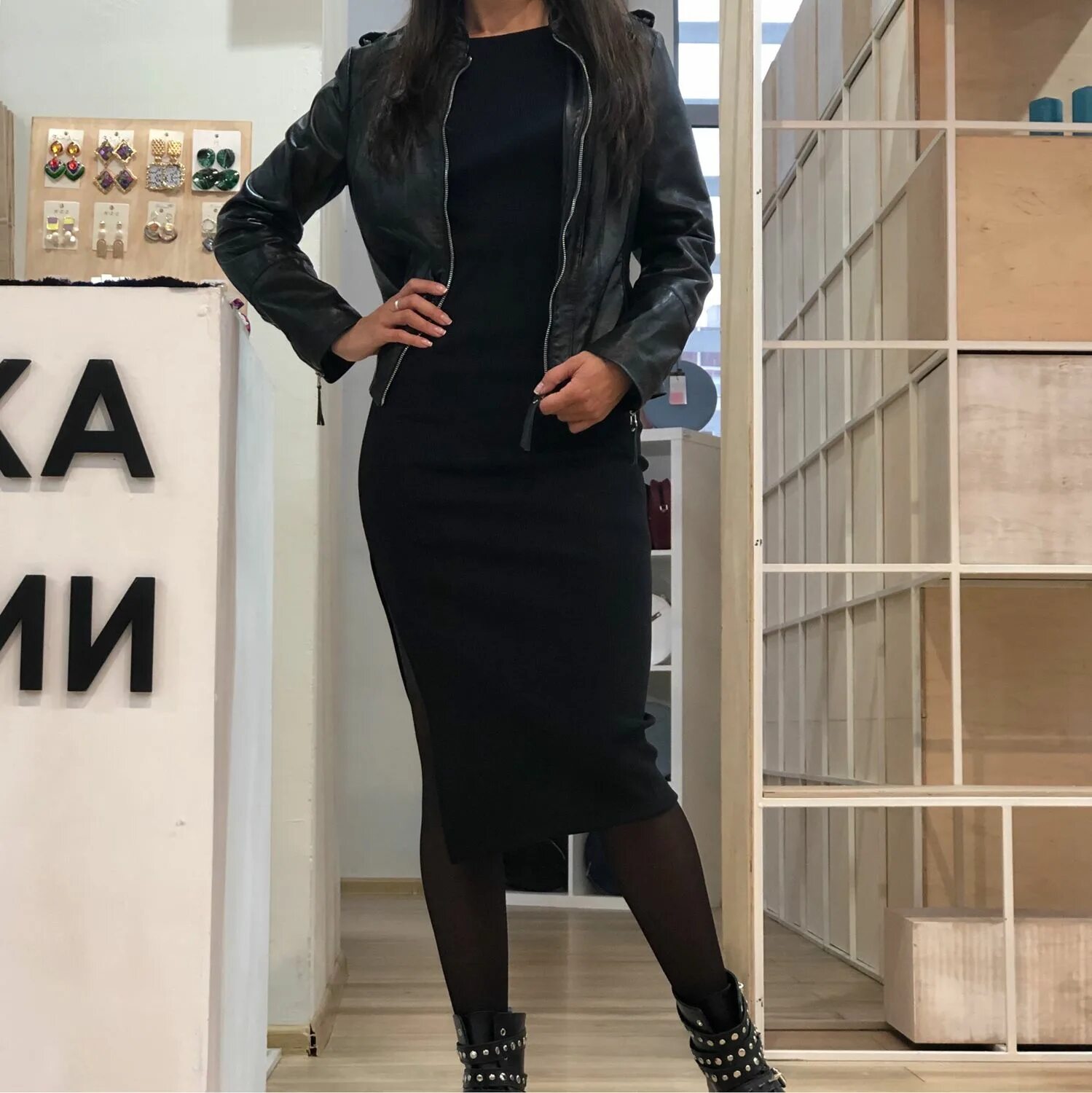 Платье Моллис платье лапша черное. Черное платье лапша Zara миди. Платье Maje лапша. Длинное черное трикотажное платье. Платье лапша обувь