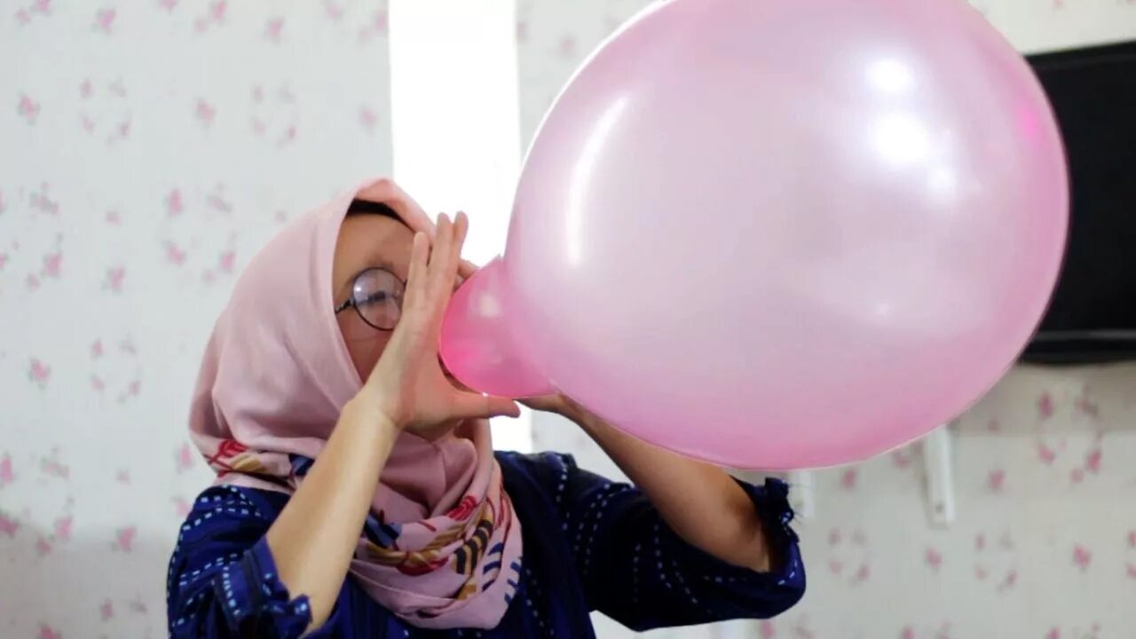 Balloon blowing up. Balloon blow to pop видеозаписи. balloon pop challenge. blow up balloons. girl blow to pop balloon.