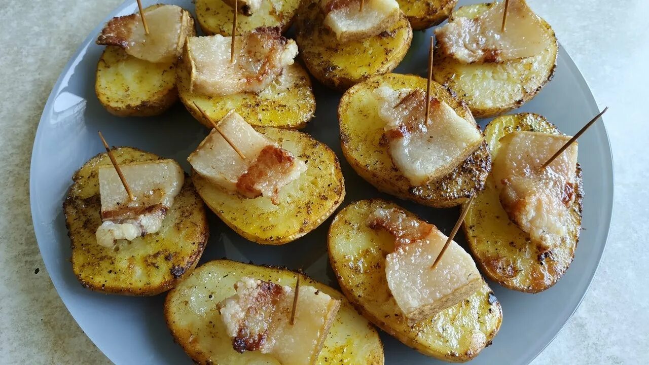 Картофель с салом в духовке. Картошка запеченная с салом. Кораблики из картошки. Картофельные кораблики с салом в духовке.