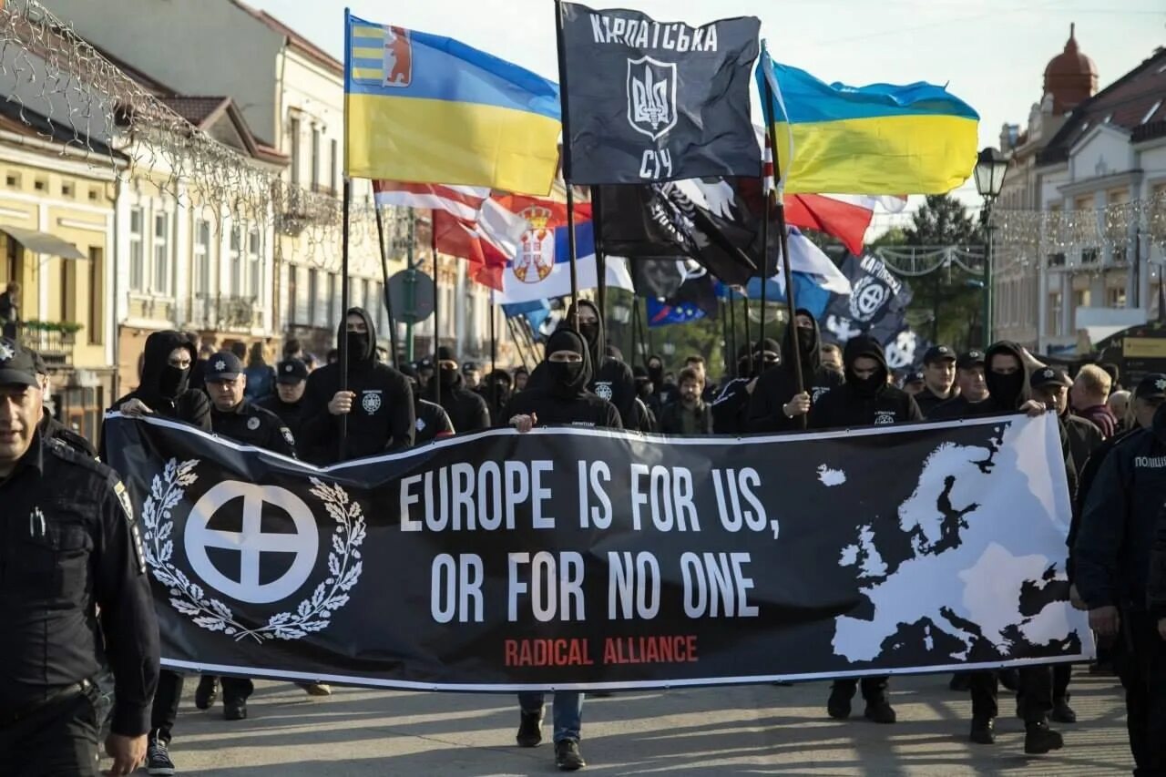 Движение против украины. Флаг неонацистов Украины. Украинские нацисты в Европе. Современный нацизм в Европе. Современный нацизм на Украине.