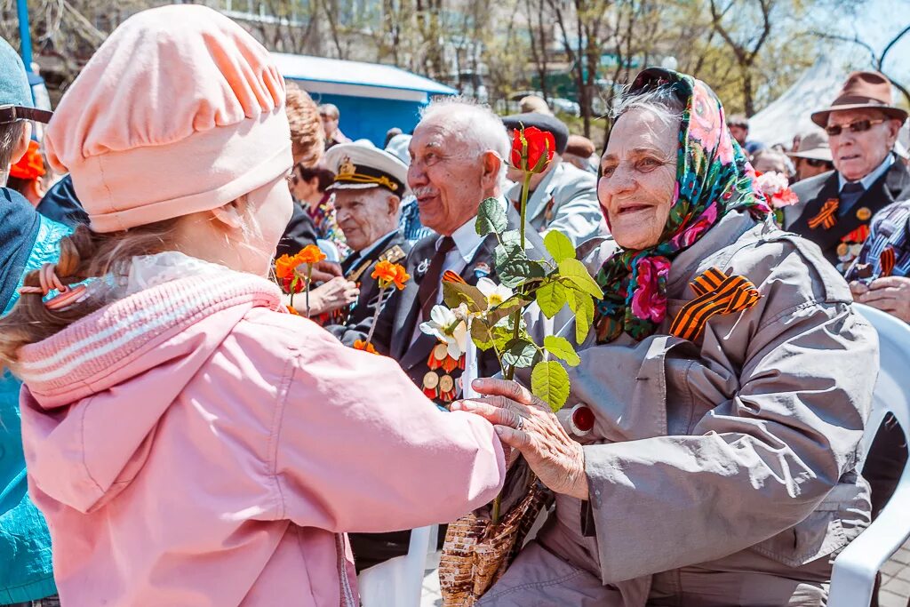 Празднование дня Победы. Ветераны. Женщины ветераны. Ветераны и дети.