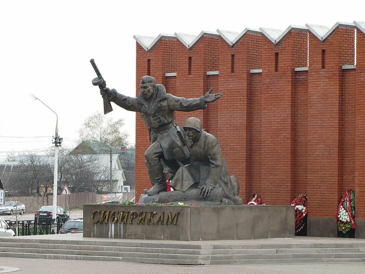 Памятник сибирякам. Памятник сибирякам защитникам Москвы. Сибиряки Ленино Снегиревский. Памятник воинам сибирякам. Статуя сибирякам Берлинская.