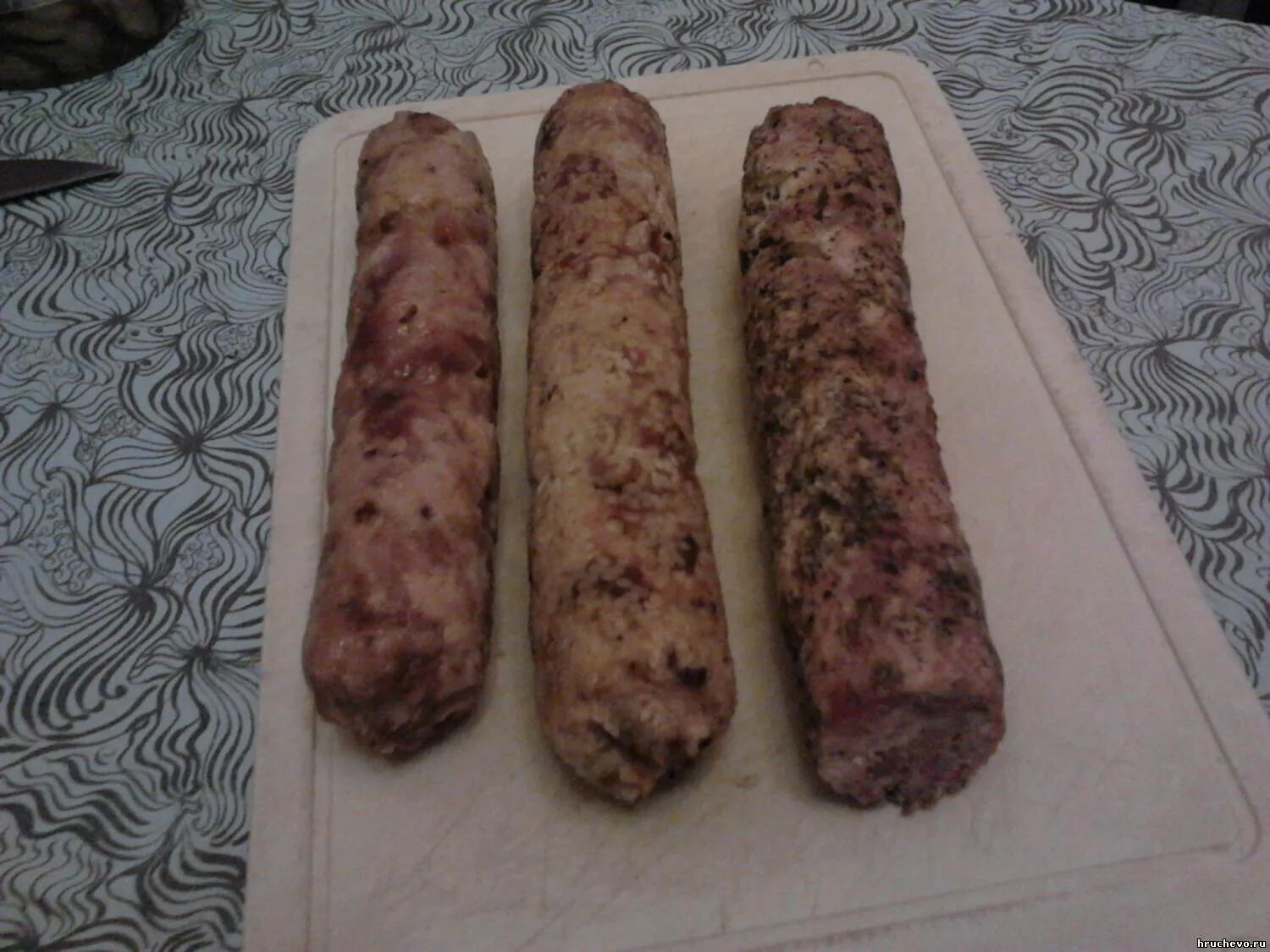 куриная колбаса. пп колбаски из куриного фарша в бутылке. сосиски в пленке. домашняя колбаса из фарша в пищевой пленке. пищевая плёнка для колбасы.