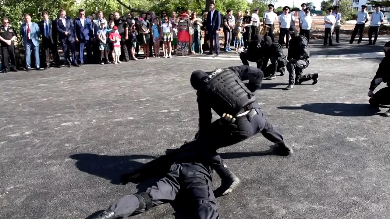 Показательное выступление видео. Спецназ гром севастополь. выступление спецназа. показательные выступления военных. показательные выступления вдв.