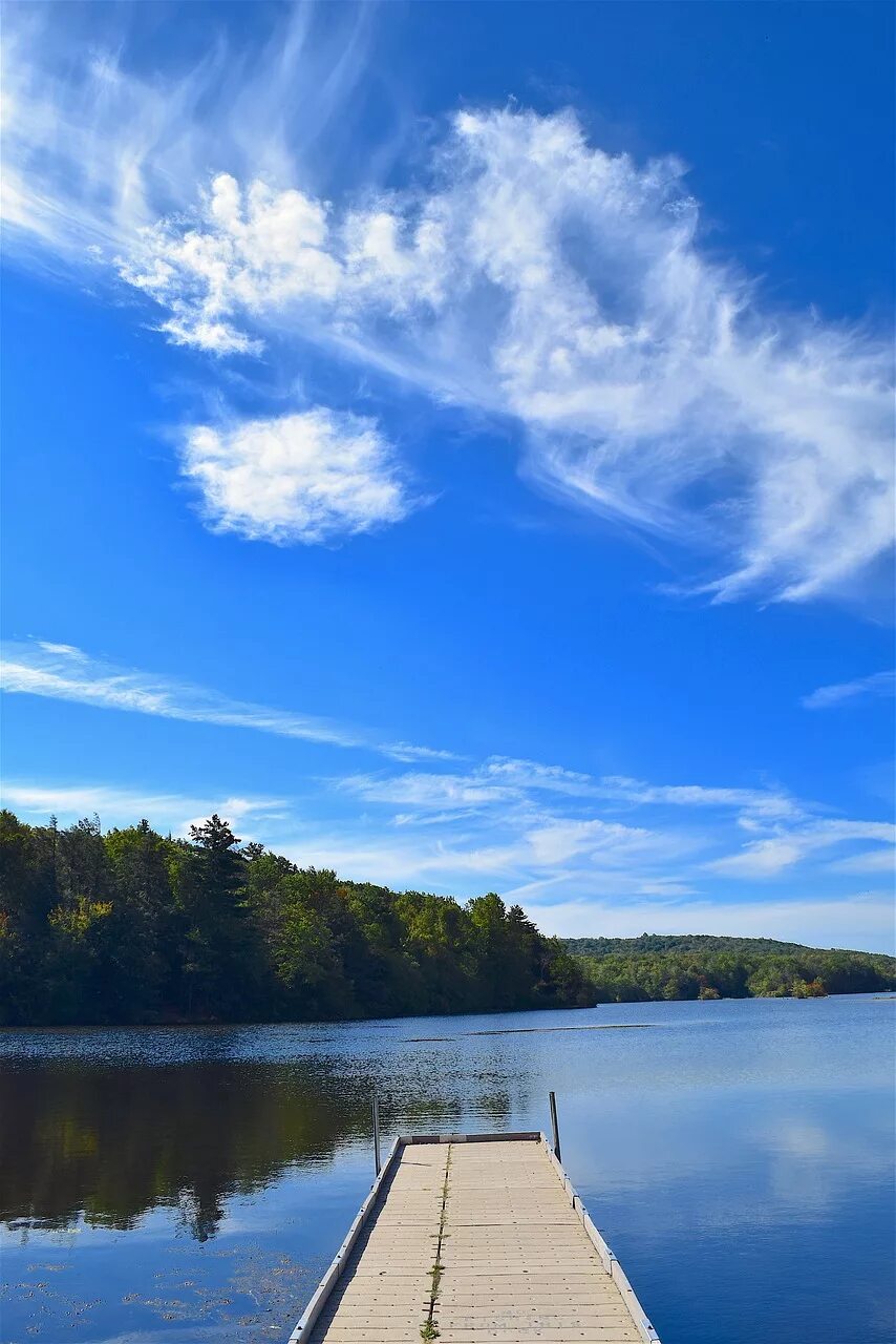 озеро селигер. пейзажи природы лето. река озерна рузский район. отражение неба в воде. голубое небо и озеро.