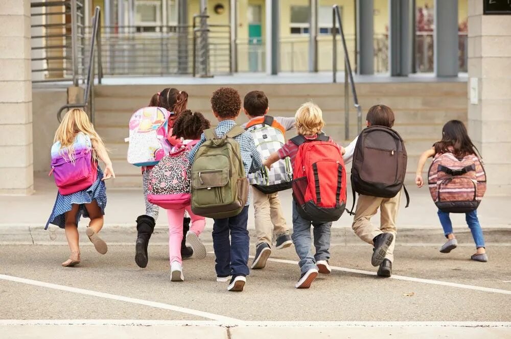 Дети идут в школу. Школьники с рюкзаками на улице. Школьники идут в школу. Школьник с рюкзаком. Идут ли дети
