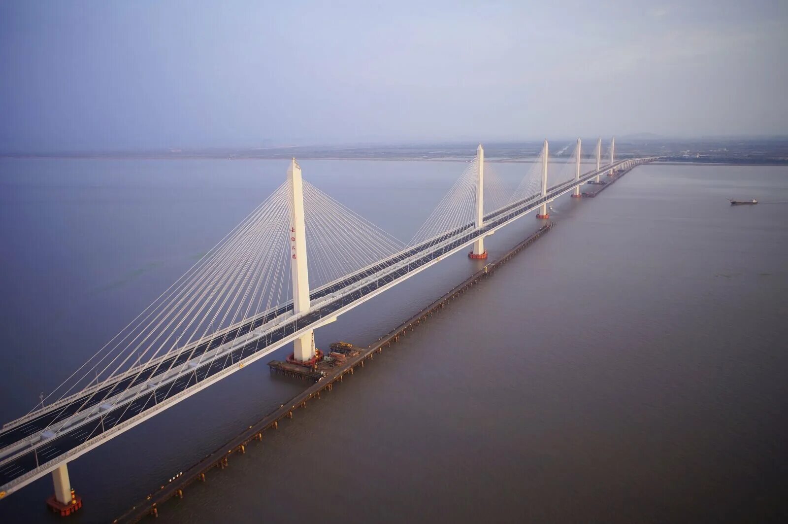 Какой длины мост. Мост Цзясин - Шаосин. Мост-дамба через озеро Пончартрейн. Мост дамба Луизиана. Мост 38 км в США.