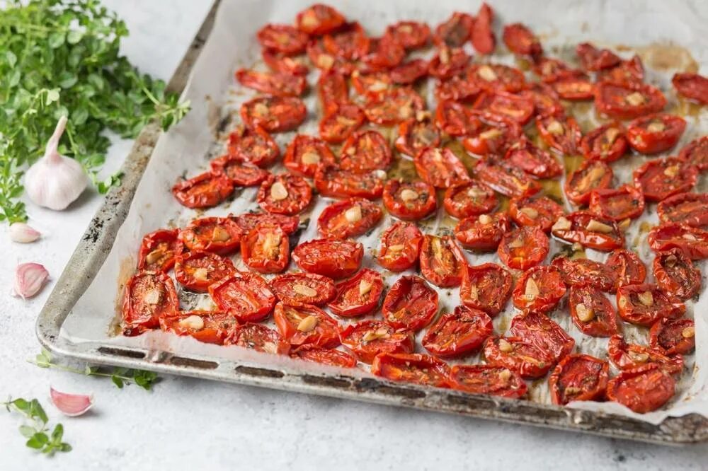 Вяленые томаты рецепт в духовке самый простой. Ristoris томаты вяленые. Вяленые помидоры. Сушеные томаты. Вяленые томаты в духовке.