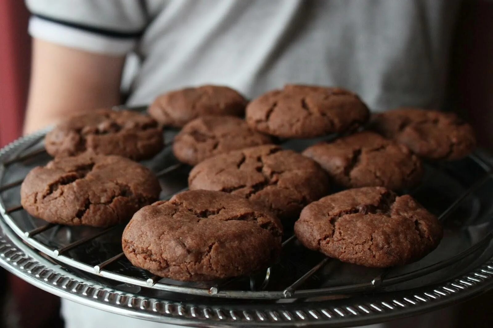 Печенье с шоколадом рецепт в домашних. Шоколадное печенье. Шоколадное печенье домашнее. Хрустящее шоколадное печенье. Печенье с шоколадом.