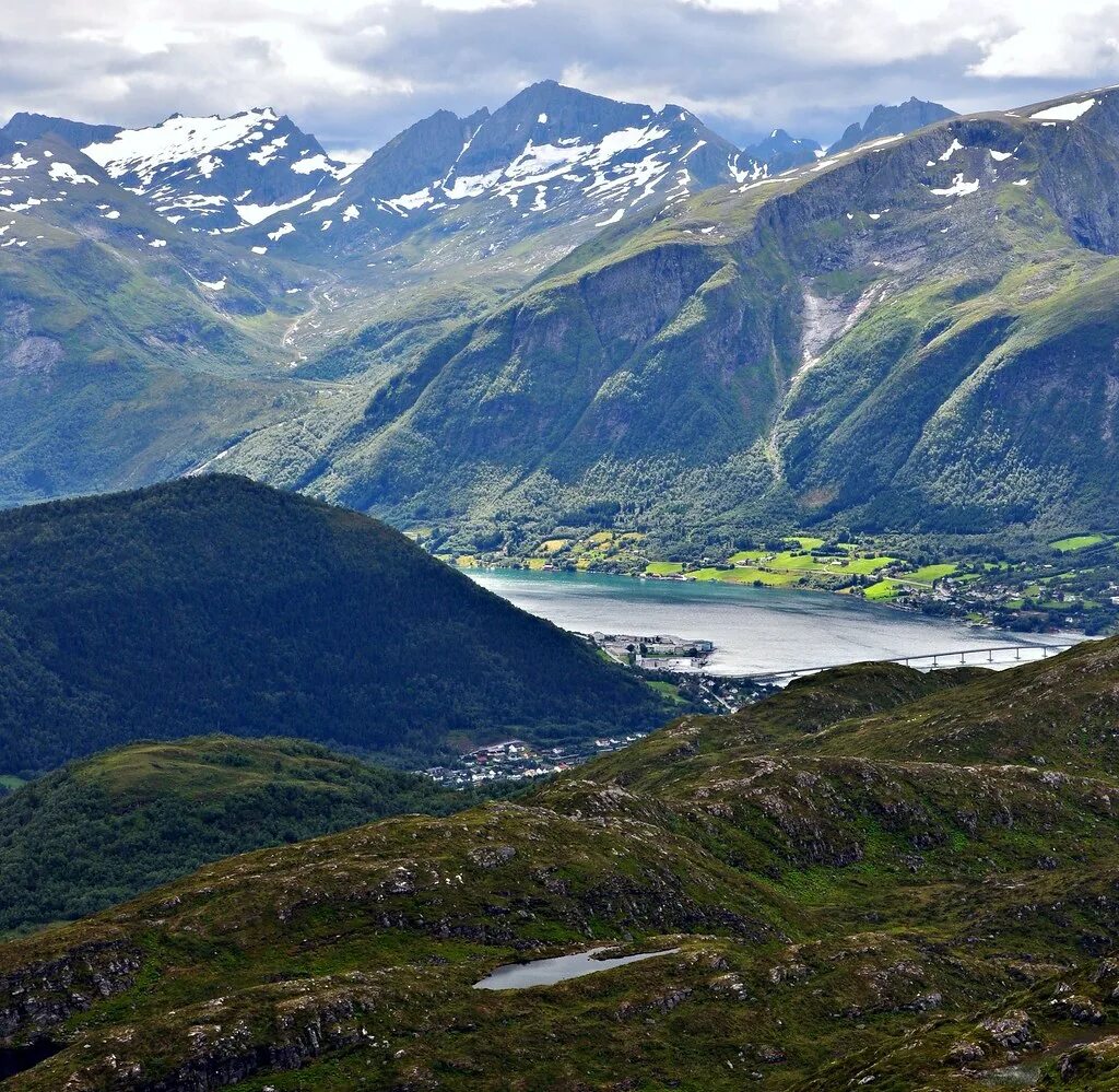 Норвегия высота над уровнем моря. Швеция скандинавские горы. Рельефы и горы Швеции. Моренные ландшафты Швеция. Гора СТЭЯН Швеция.