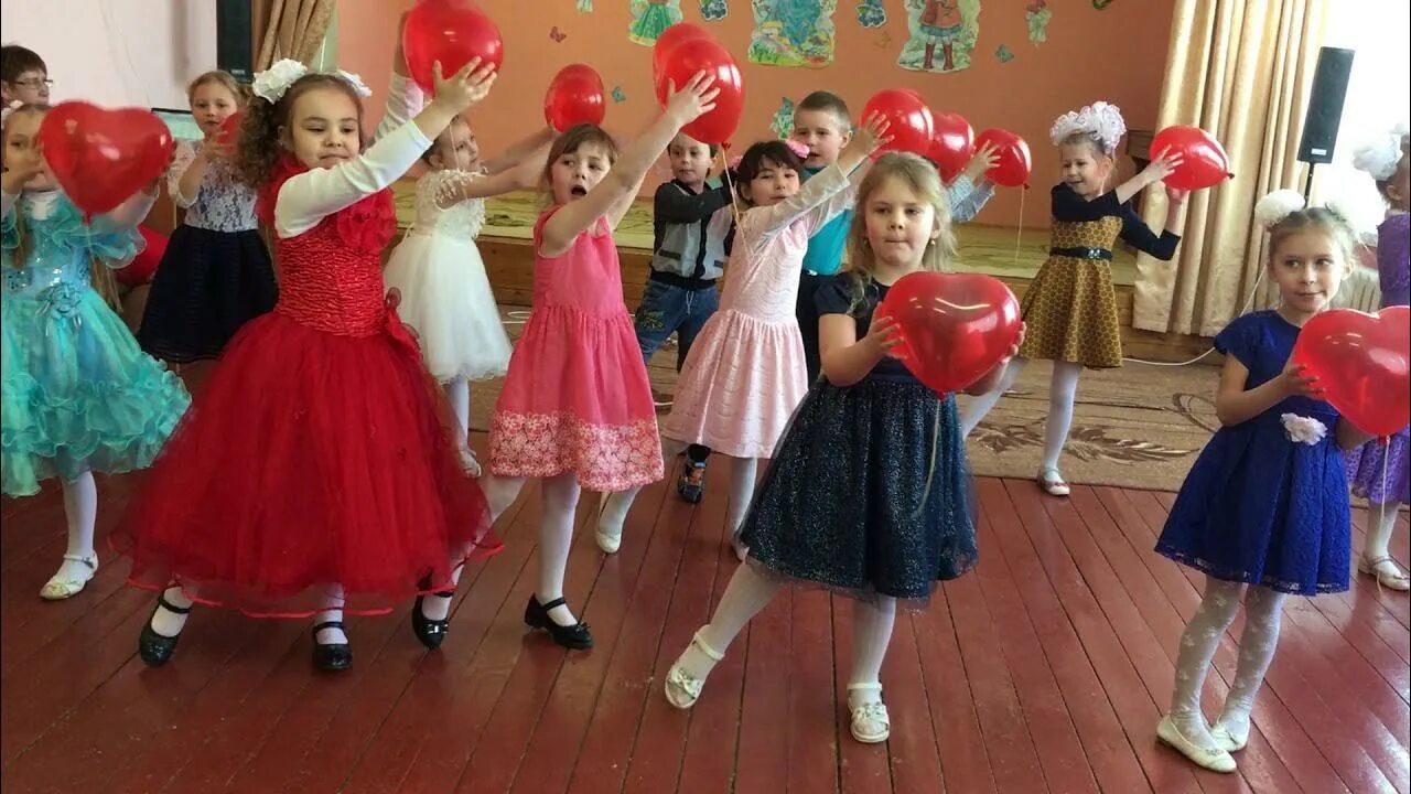 Танец с сердечками в детском саду.
