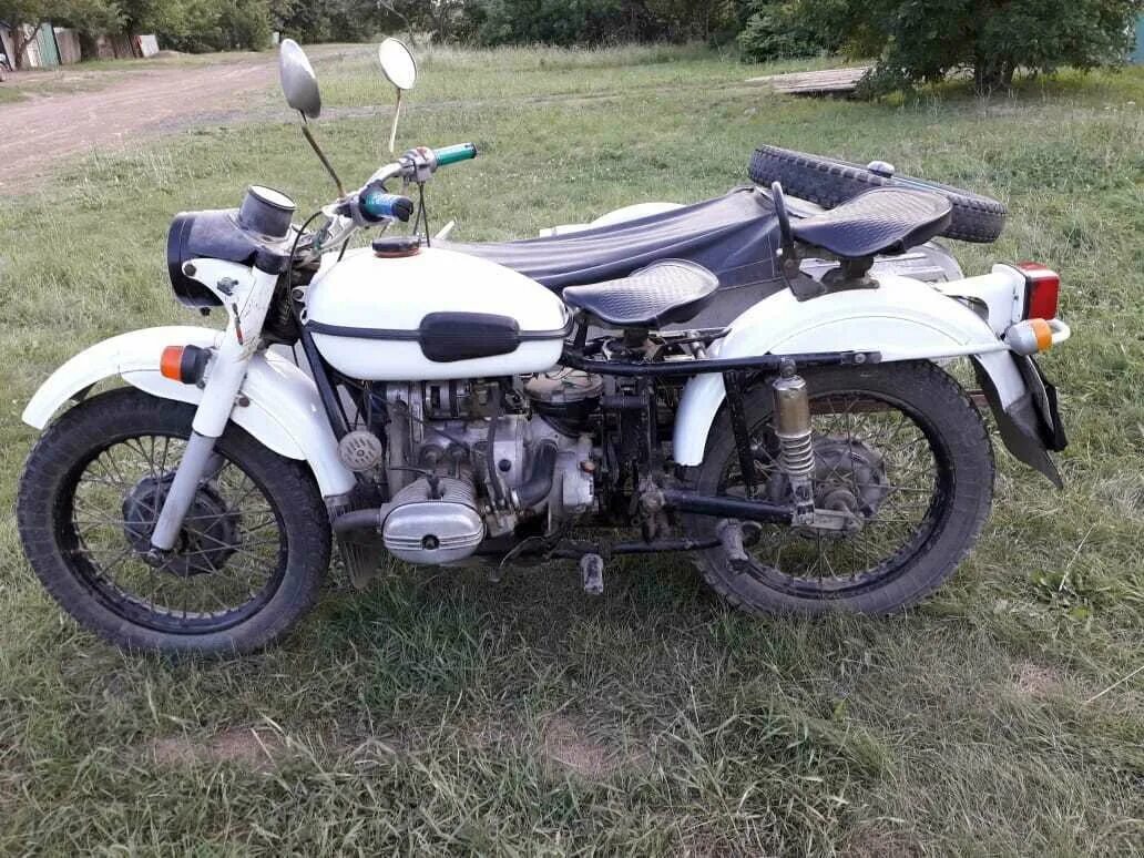 Урал мир белый 2002. Белый мотоцикл урал турист. Мотоцикл урал белого цвета. Мотоцикл урал белого цвета. Мотоцикл урал 1992.