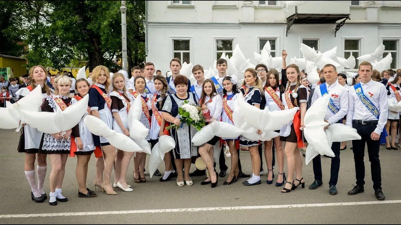 Выпуск в школу видео. Выпускной в школе 11 класс. Выпускной в первом классе. Выпускники 11 класса. Выпуск 11 класс.