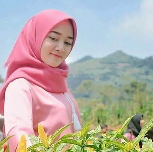 Sotwe hijaber. Berjilbab. Hijab cantik. Gadis. Photo wanita Bersepeda Berhijab.