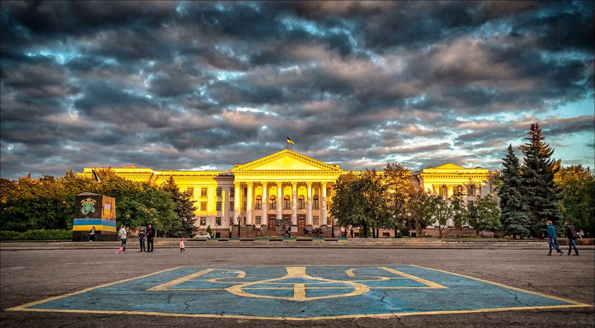 Краматорск центр города. Г краматорск. Краматорск площадь мира. Г краматорск. Краматорск улица парковая.