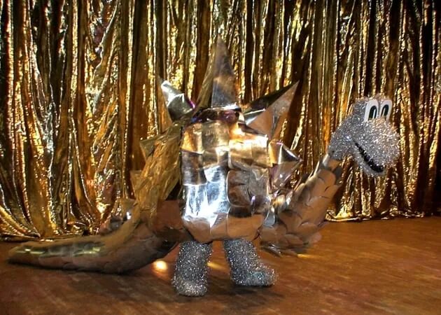 Спектакль про динозавров. Театральная постановка с динозаврами. Динозавр новый год. Кукольное шоу динозавры.