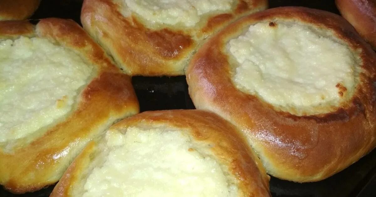 Домашние ватрушки с творогом. Красивые ватрушки. Ватрушки. Ватрушки домашние. Творожная ватрушка.