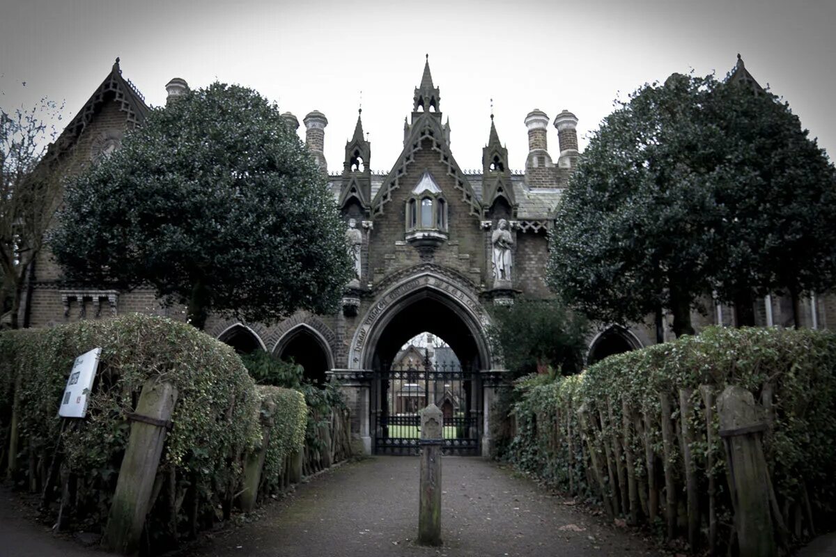 Загадочный район. Харрегейтское кладбище в Лондоне. Кладбище Хайгейт, Англия. Лондонское кладбище Хайгейт. Highgate Cemetery могила вампира.