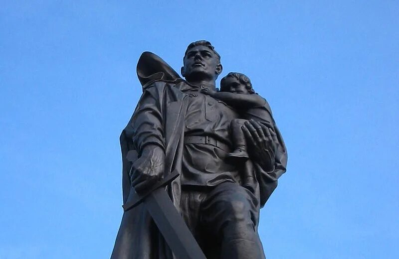 Трептов-парк, берлин. Сержант николай иванович масалов. Георгий рублев памятник советскому солдату. Русский спас немецкую девочку. Русский спас немецкую девочку.