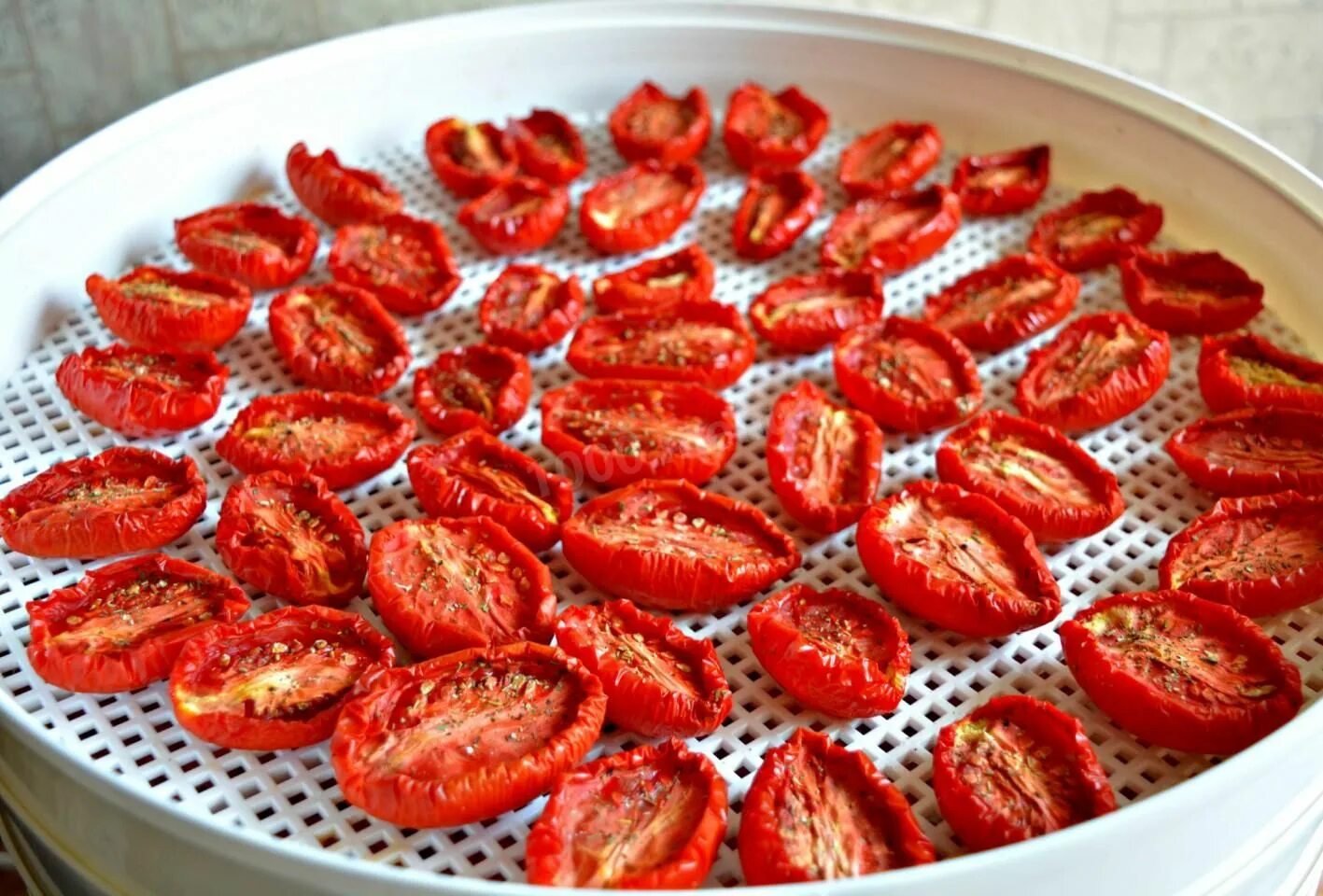 Вяленые помидоры в сушилке для овощей рецепты. Вяленые томаты в сушилке. Вяленые помидоры в сушилке. Вяленые томаты в электросушилке. Вяленые помидоры в сушилке для овощей.