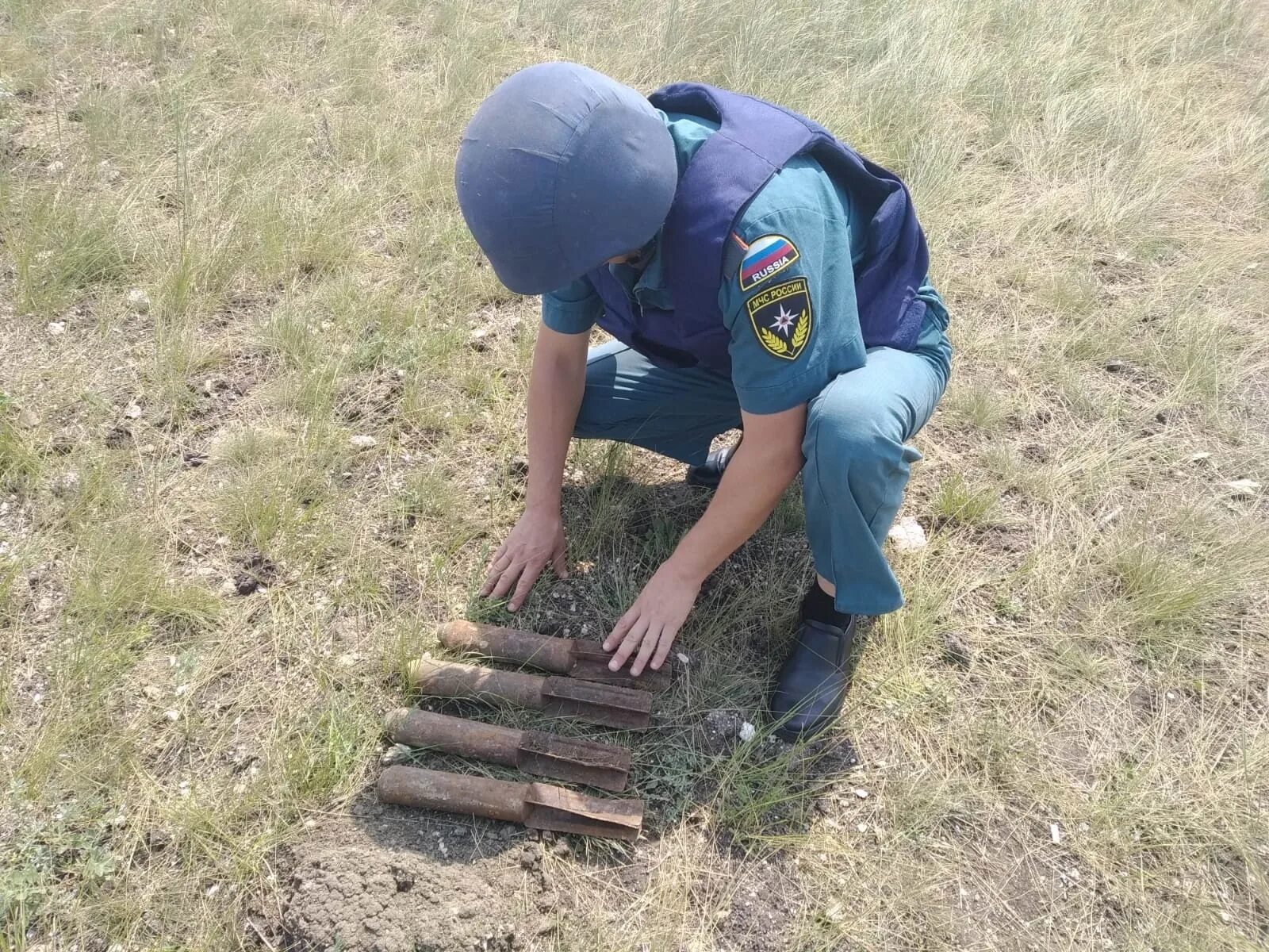 Сапёр обезвреживает бомбу. Разминирование мины. Обезвреживание взрывоопасных предметов. Обнаружение, обезвреживание и уничтожение взрывоопасных предметов;. Взрывоопасный объект обезврежен.