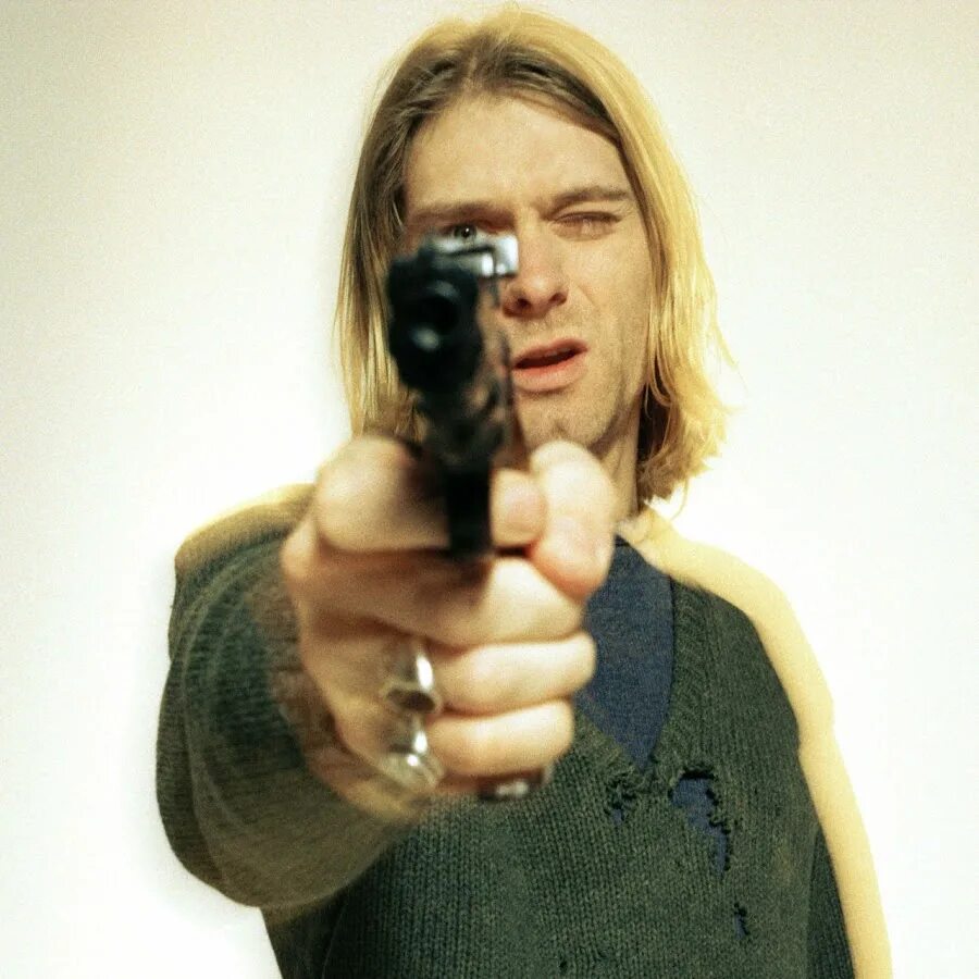 Кобейн курт фото после выстрела из дробовика. Курт кобейн с ружьем во рту. Kurt cobain 1994. Курт кобейн с дробовиком. Курт кобейн с ружьем.