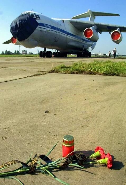 Аэродром в скнилове. Летное поле аэродрома. мемориал погибшим на авиашоу во львове. скнилов аэродром памятник.